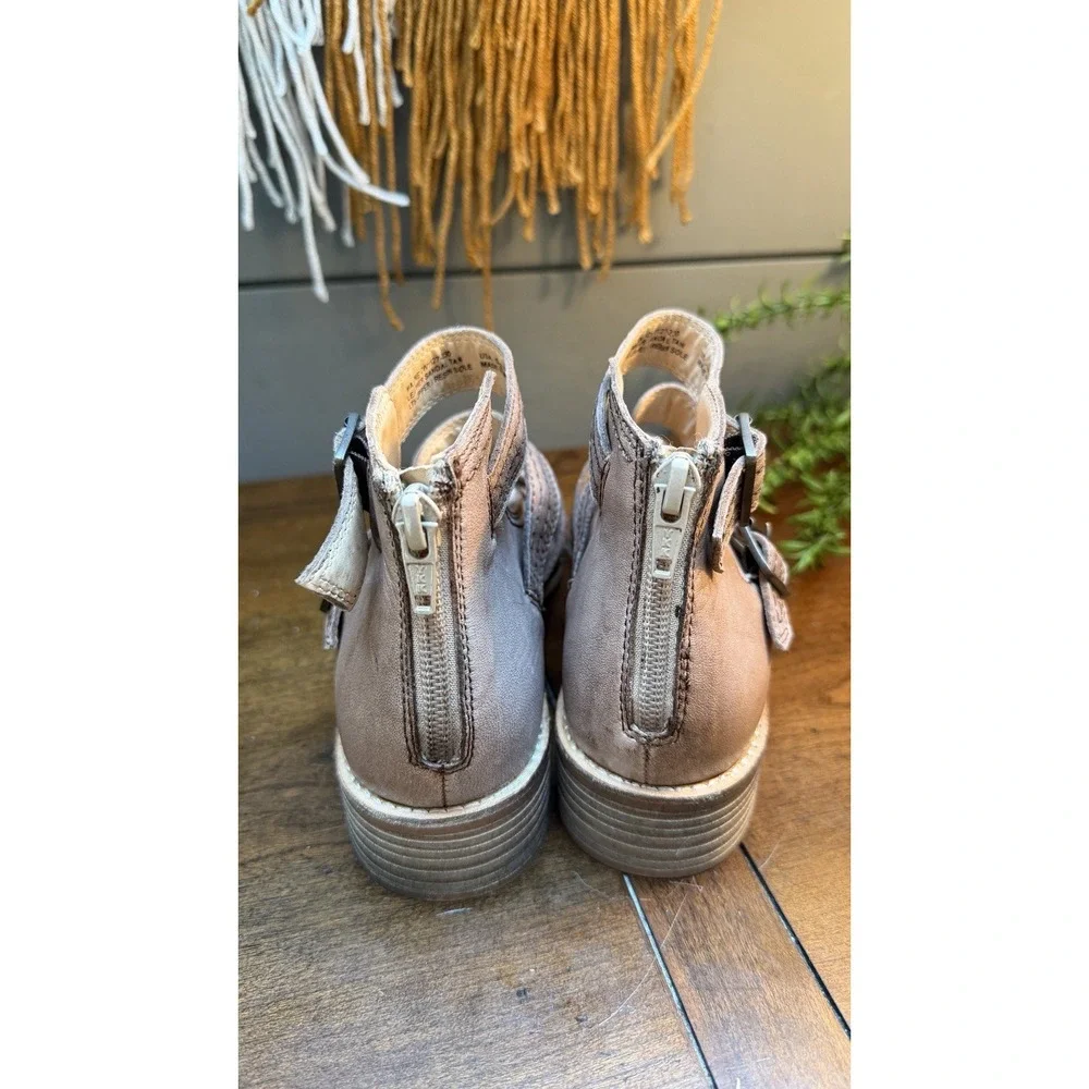 Gimmicks Sandals Womens Size 6.5 Tan Navaline Gladiator Zip Buckle CW1127-230
